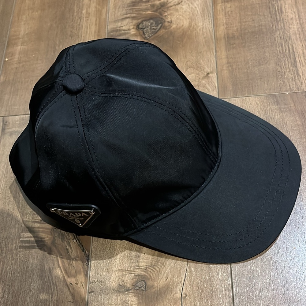 Prada Re-Nylon Logo Cap – Black Unisex Luxury Streetwear Hat
Size L adjustable